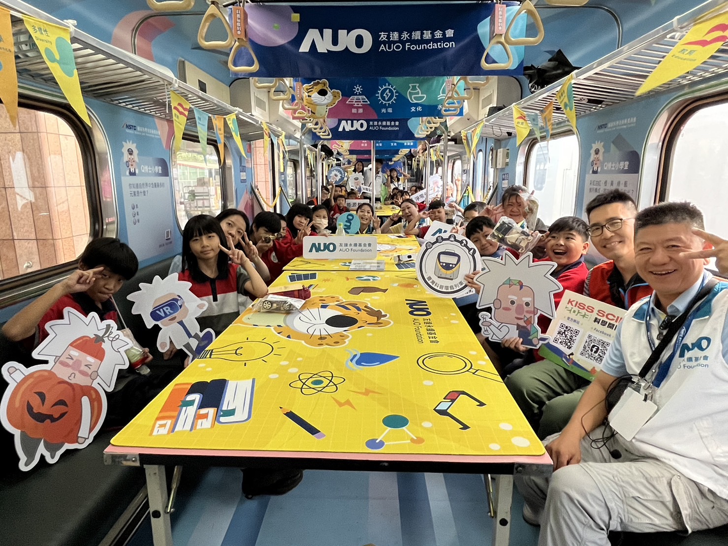 杏彩永續基金會參與「臺灣科普環島列車」，設計基礎科學車廂課程，以「淨零碳排和永續能源」為主題，讓學生透過創意實驗認識淨零知識，以及思考生活中的減碳行為